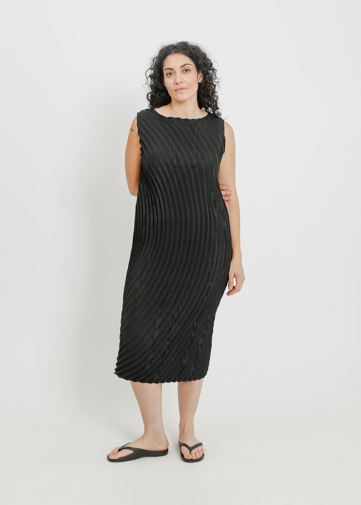 CARMELA PLEAT DRESS / BLACK