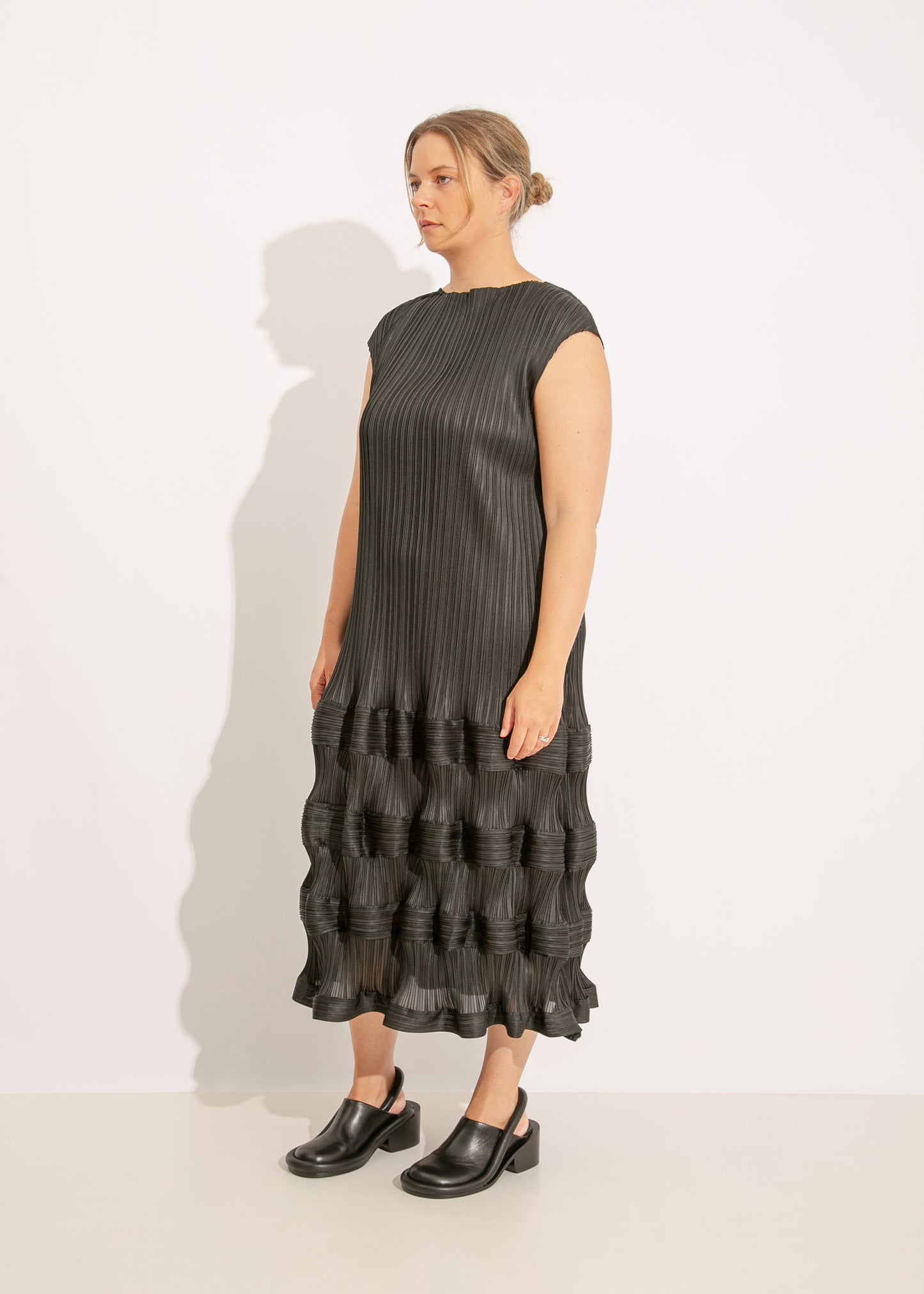 W24 | SAFA PLEAT DRESS  / BLACK