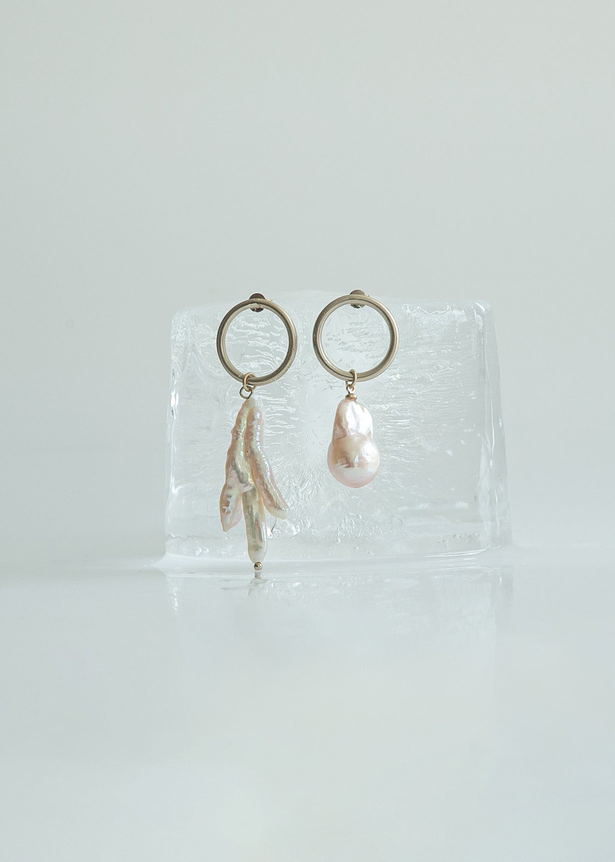 ABSTRACT PEARL EARRING / GOLD