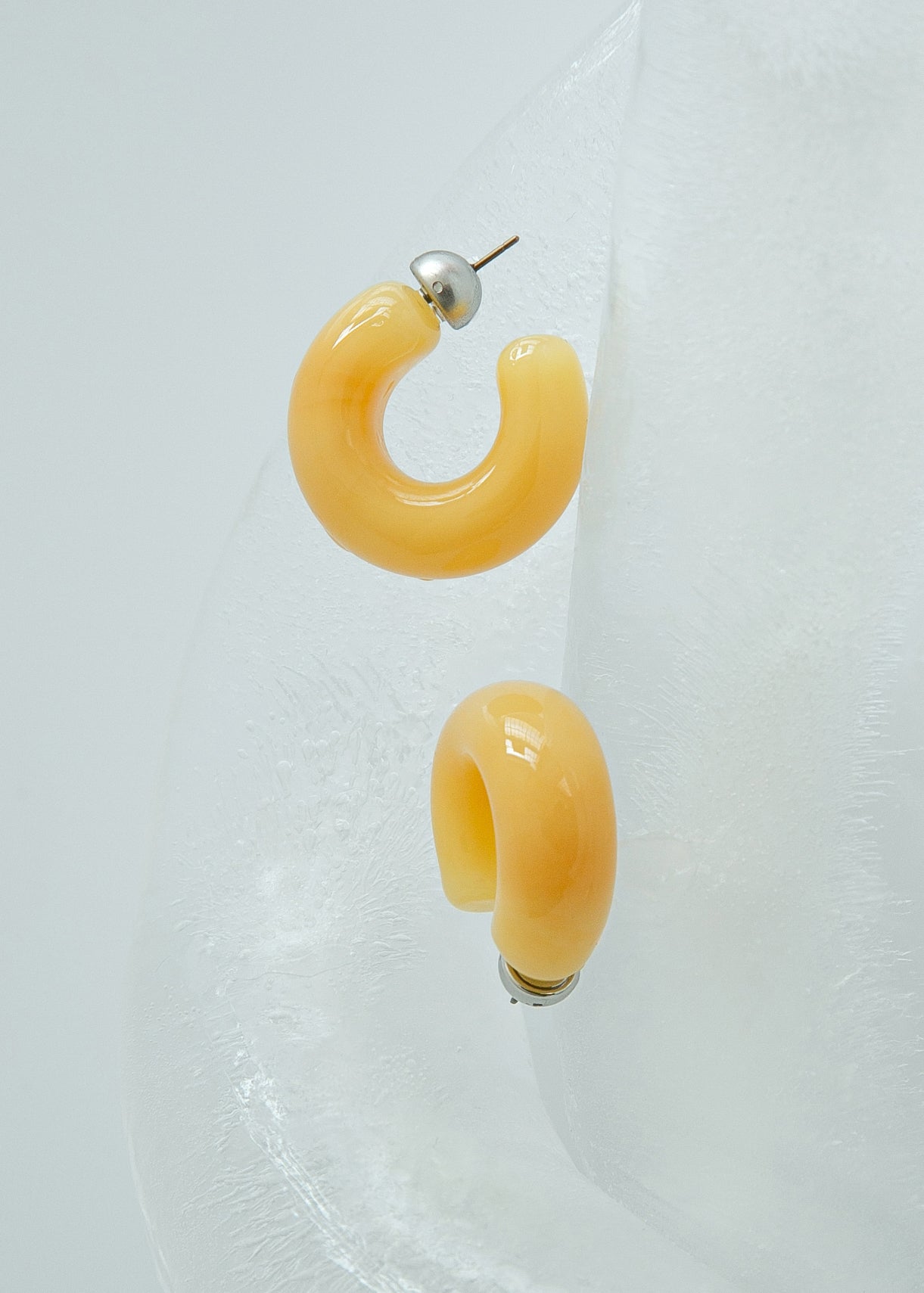 MINI GLASS HOOP EARRING / CREAM