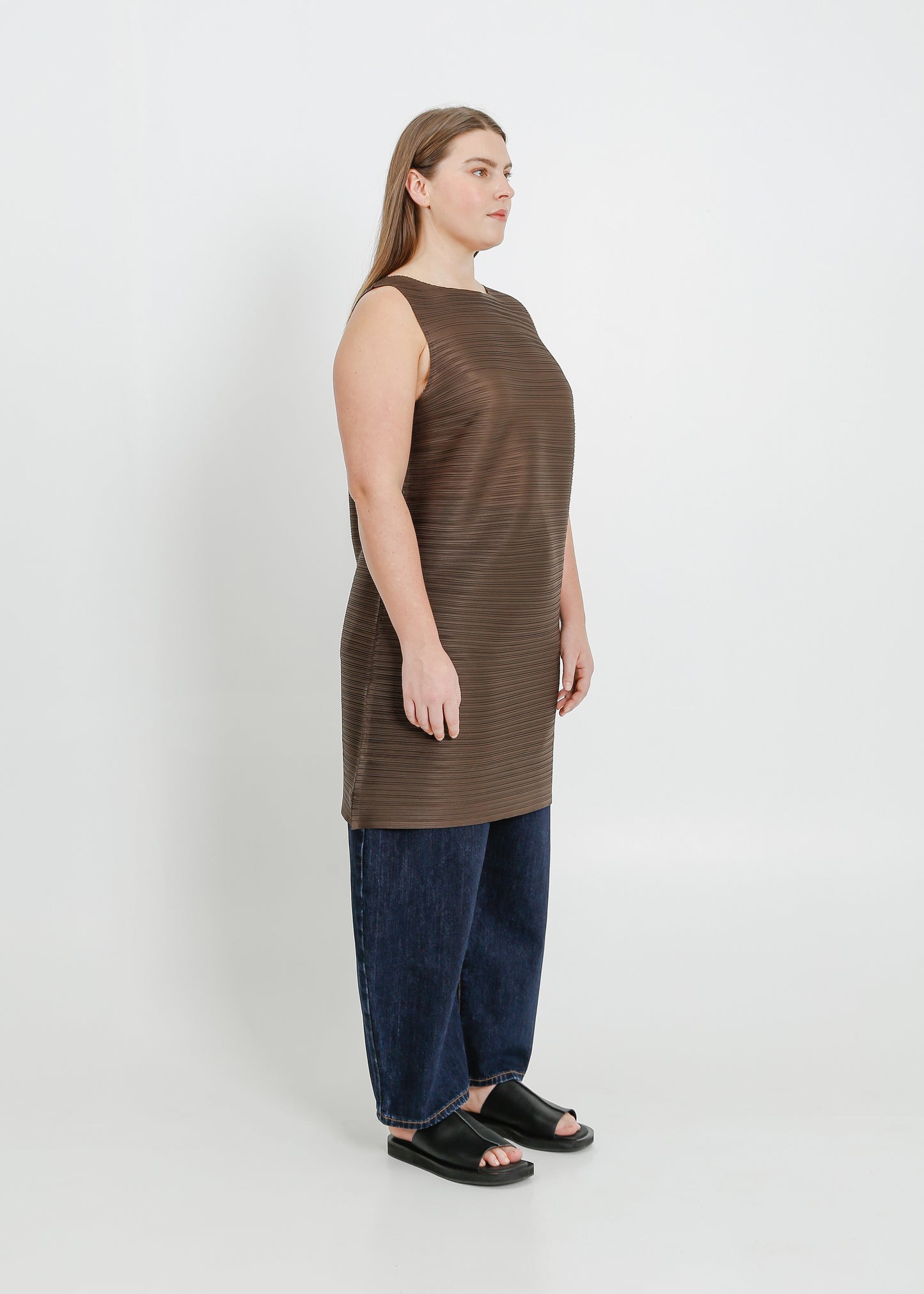 RICKI PLEAT DRESS / CHOCOLATE