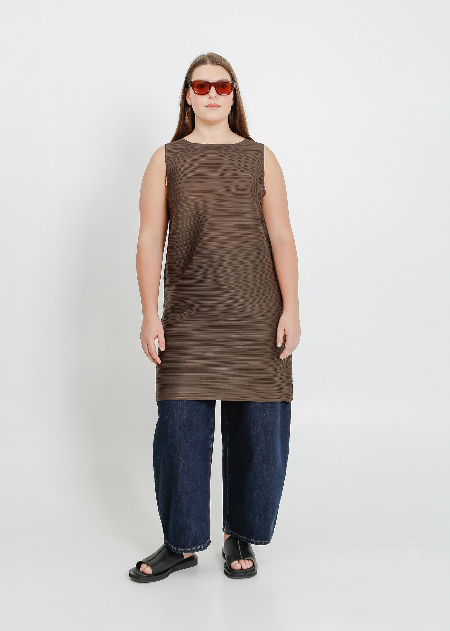 RICKI PLEAT DRESS / CHOCOLATE