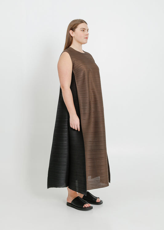 ZIGGY PLEAT DRESS / CHOCOLATE-BLACK