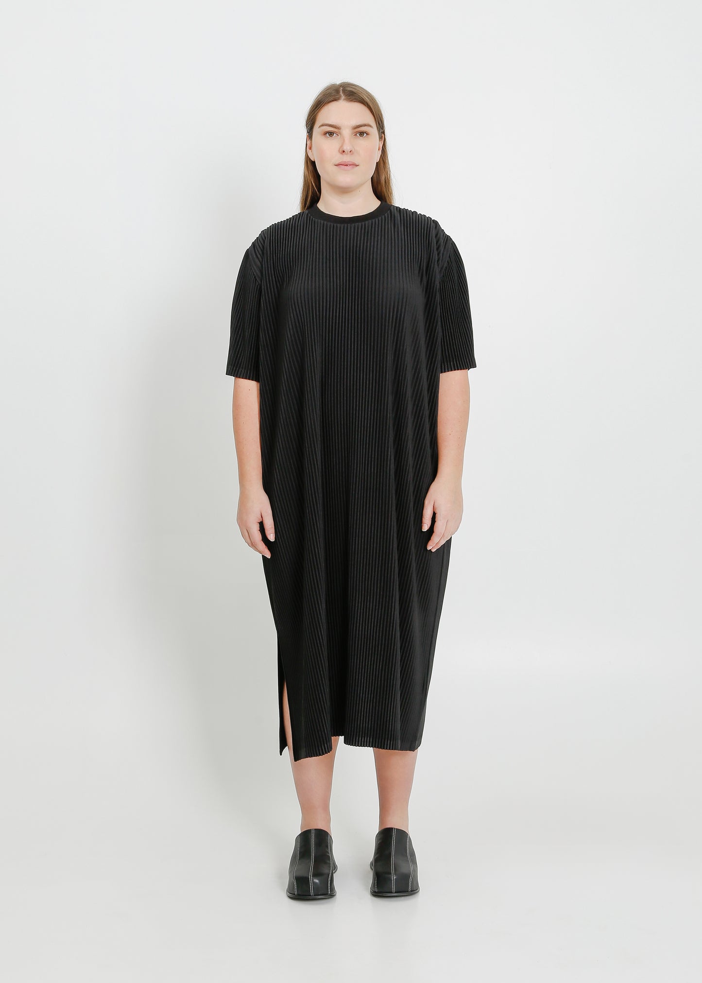 STORY PLEAT TEE DRESS / BLACK