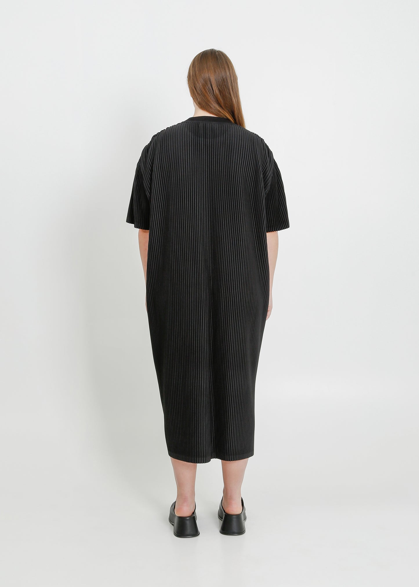 STORY PLEAT TEE DRESS / BLACK