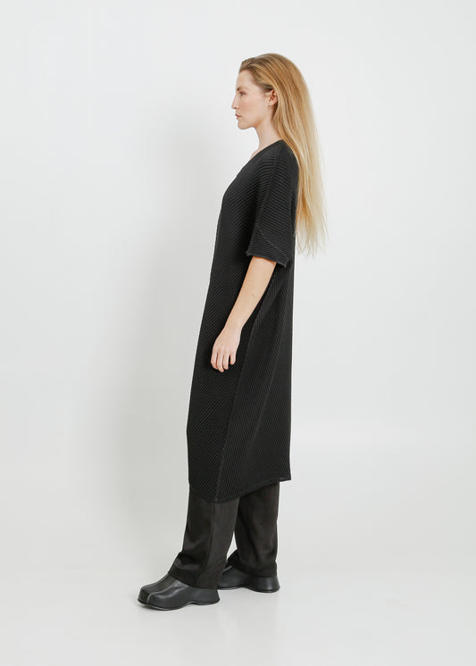 ALASKA PLEAT DRESS / BLACK