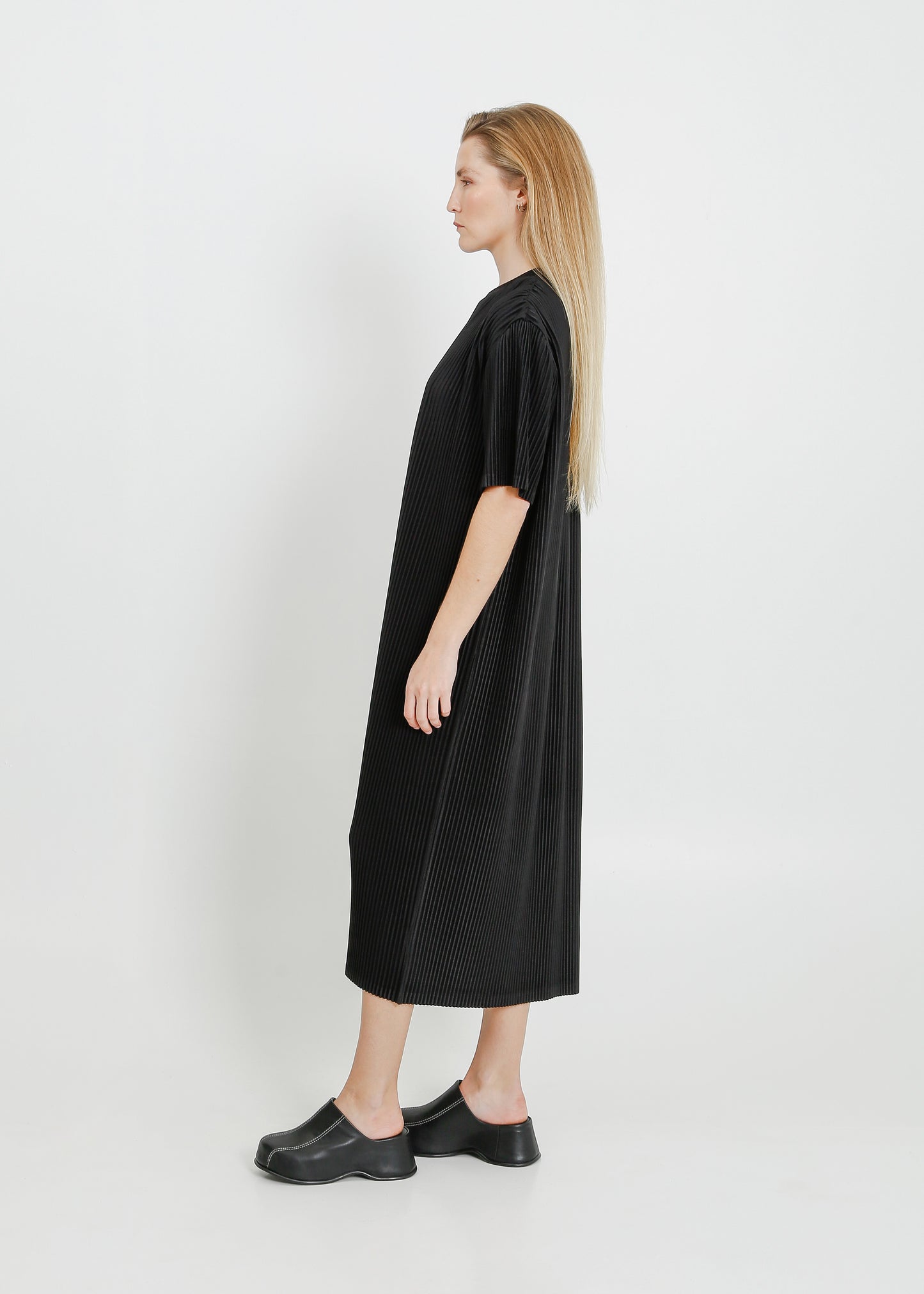 STORY PLEAT TEE DRESS / BLACK