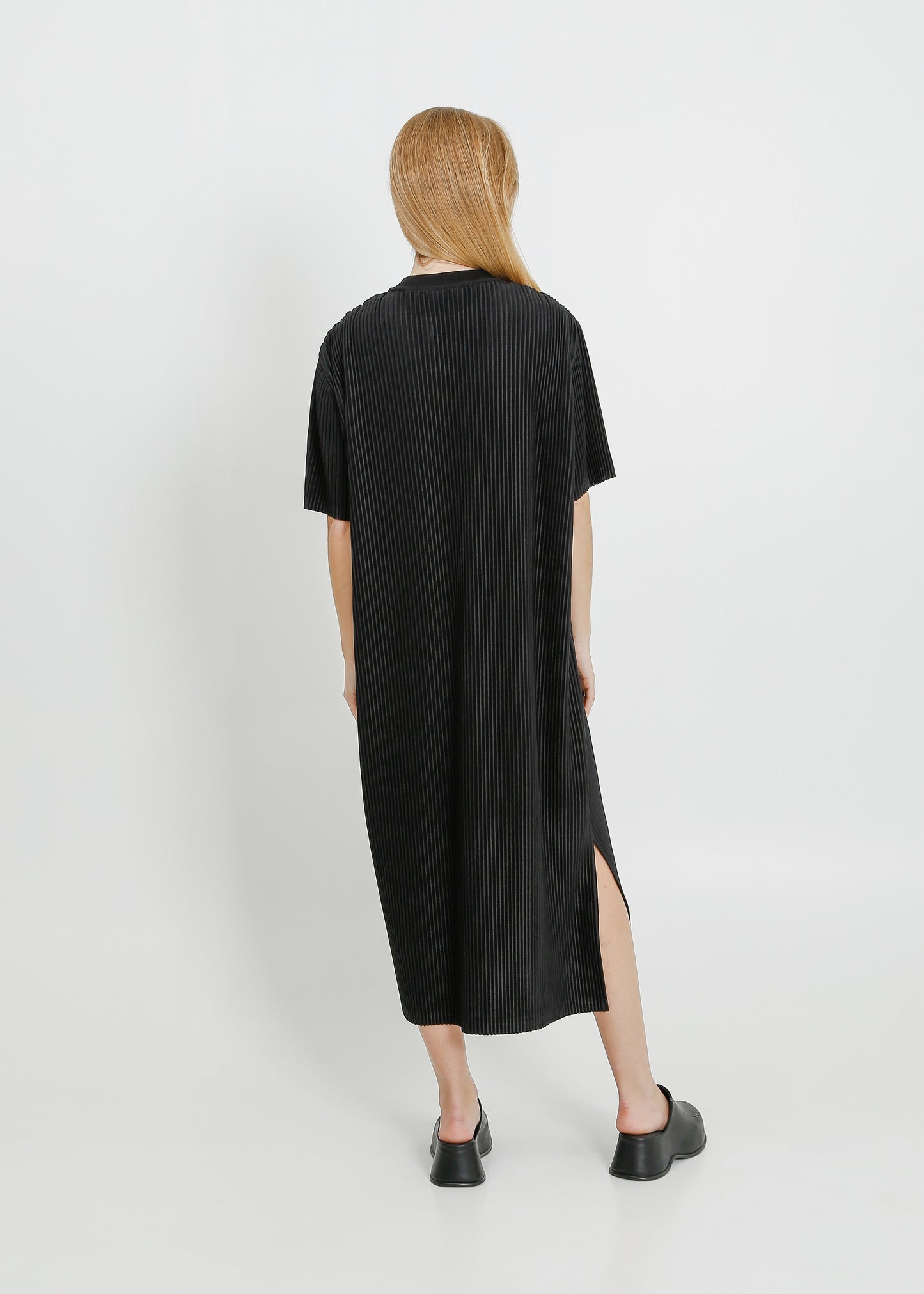 STORY PLEAT TEE DRESS / BLACK