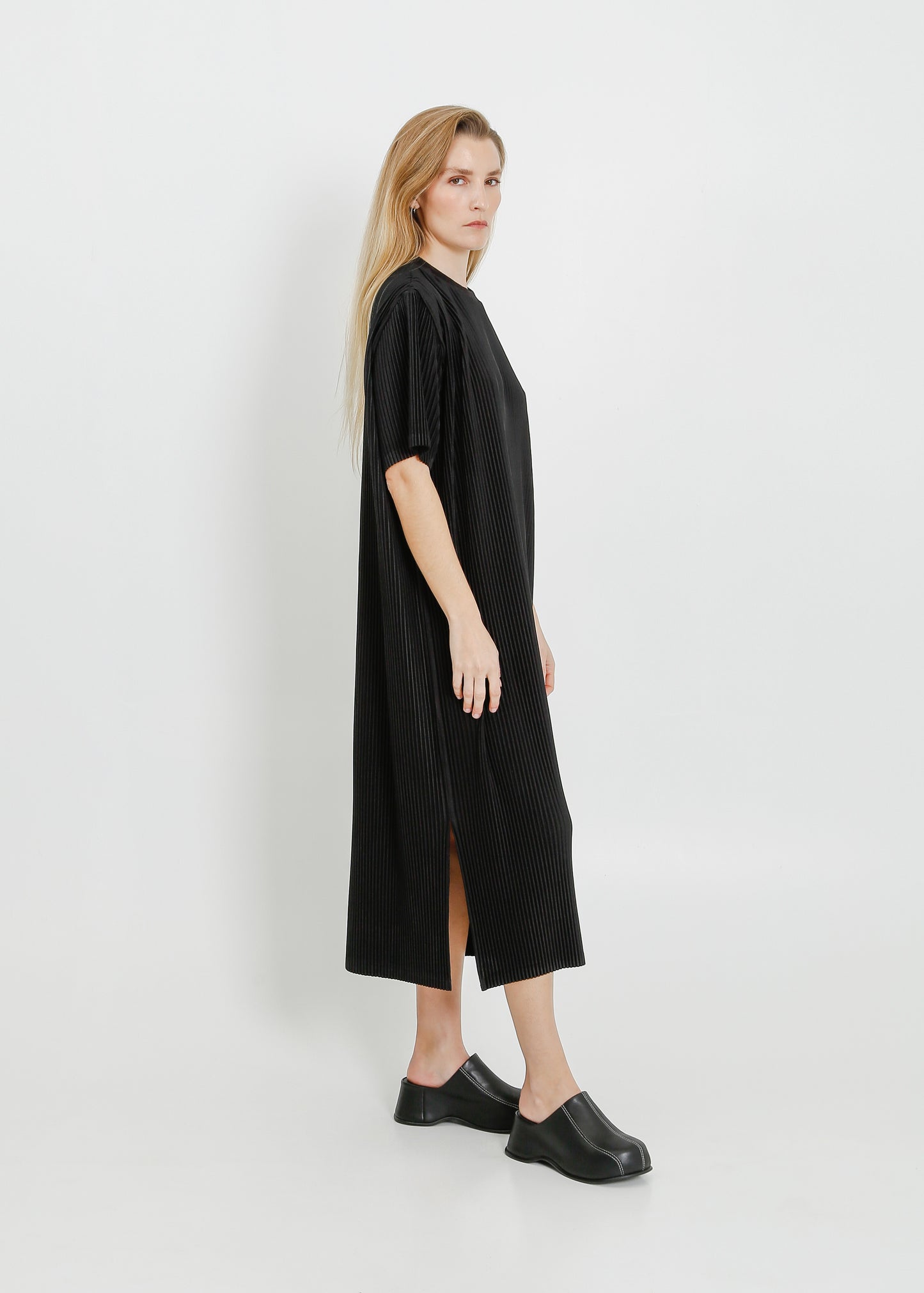 STORY PLEAT TEE DRESS / BLACK