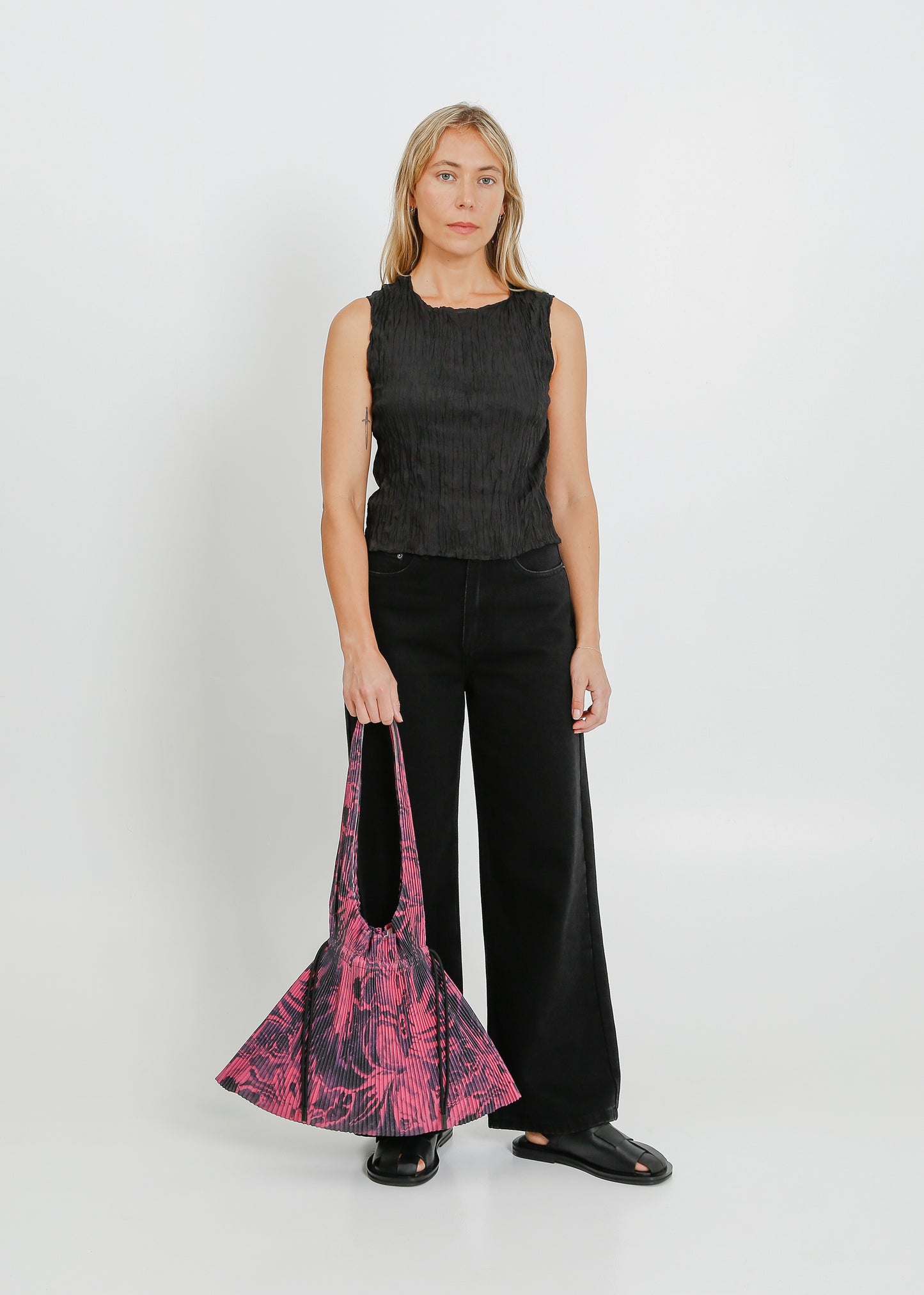 ASH PLEAT TOTE / MAGENTA-BLACK