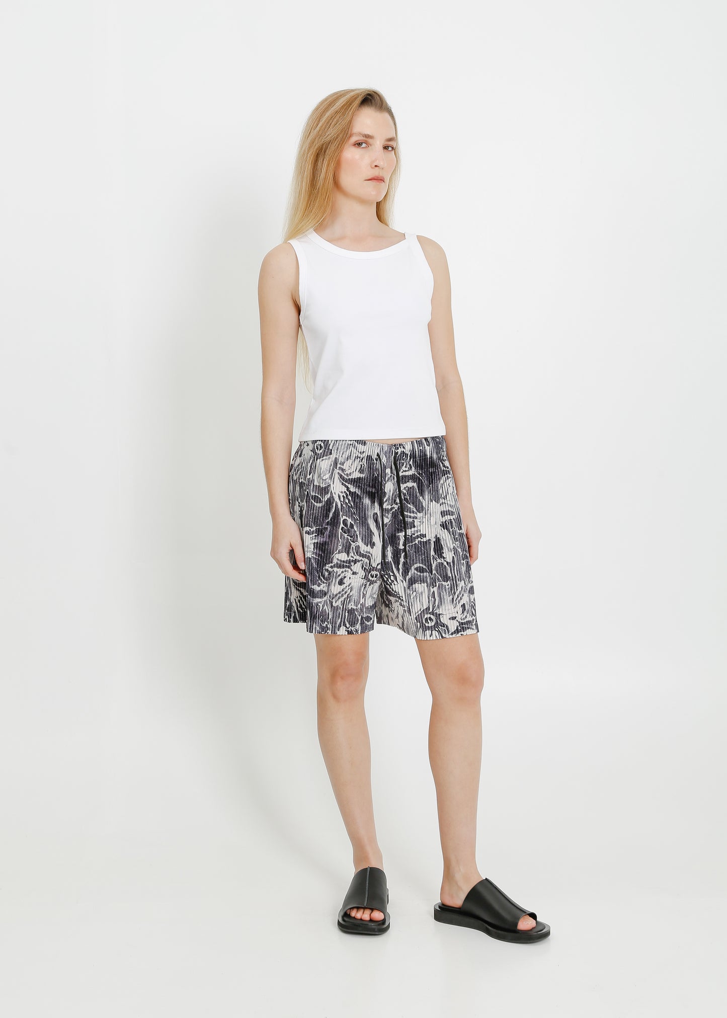 LUCKY PLEAT SHORT / BONE-BLACK